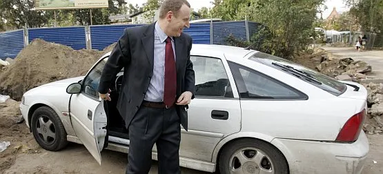Jacek Kurski to miłośnik opla vectry. Na zdjęciu ze swoim poprzednim autem. 
