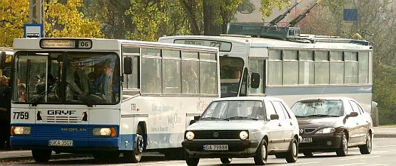 Choć miejskie spółki transportowe będa teraz uprzywilejowane, urzędnicy przekonują, że na rynku znajdzie się miejsce zarówno dla nich (trolejbus PKT Gdynia), jak i dla przewoźników prywatnych (autobus firmy Gryf Kartuzy). Zdjęcie archiwalne z 2005 r.