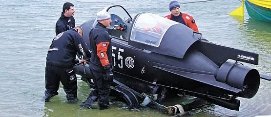 Mariusz Szymański zbudował łódź z pomocą kolegów z Grupy Akwanautów Militarnych. Oni też uczestniczą w jej wodowaniu.