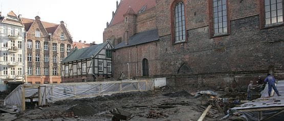 Teren pomiędzy halą targową, a kościołem św. Mikołaja skrywał wiele tajemnic starego Gdańska. Oprócz piwnicy byłego klasztoru archeolodzy odkryli tam również cmentarzysko, które funkcjonowało tam od XI wieku.