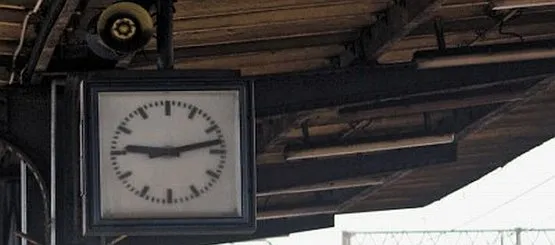 Megafony (na zdjęciu nad zegarem) podają komunikaty przeznaczone dla pasażerów pociągów dalekobieżnych.