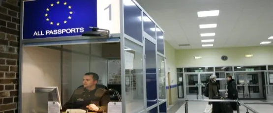 Polska weszła do Układu z Schengen. Bramki kontroli paszportowej w terminalu promowym w Gdańsku stały się bezużyteczne. Starszy chorąży Grzegorz Reszka po raz ostatni odprawia pasażerów promu.
