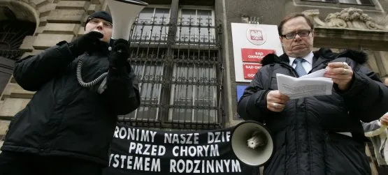 - Sądy są albo bezsilne, albo nie chcą egzekwować naszych praw - przekonywali wczoraj ojcowie protestujący przed Sądem Okręgowym w Gdańsku.