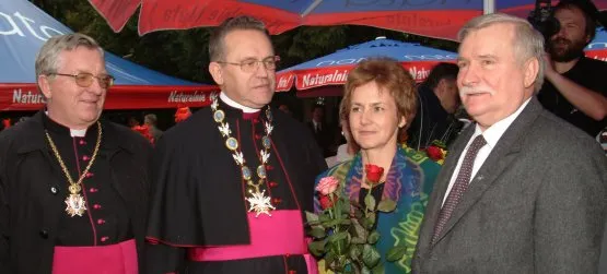 Kiedy prałat Jankowski bywał w towarzystwie, to i u niego chętnie bywano. Na zdjęciu: 60 urodziny Lecha Wałęsy w 2003 roku.