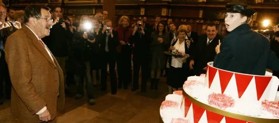 Podczas uroczystości w Dworze Artusa pisarzowi wręczono urodzinowy tort, z kórego wyskoczył Oskar Matzerath, bohater jego najsłynniejszej powieści.
