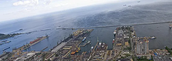 Ponad dwukilometrowy falochron główny w Gdyni nie tylko osłania port przed falami i zalodzeniem, ale także poprawia bezpieczeństwo statków wpływających do portu. 