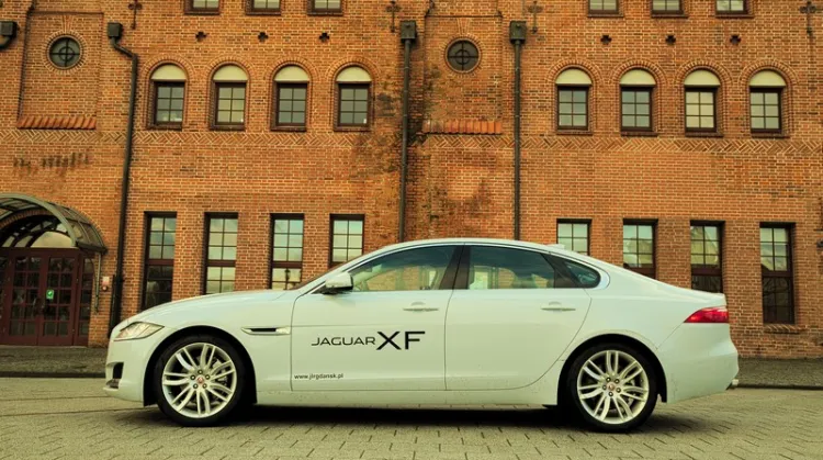 Druga generacja Jaguara XF prezentuje się bardzo korzystnie.