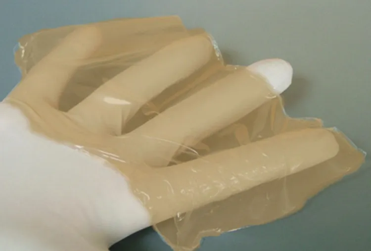 Prototyp plastra silikonowego na blizny z suchym wyciągiem z cebuli i niskocząsteczkową heparyną.