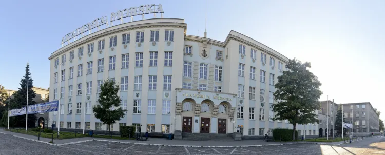 Główny gmach Akademii Morskiej przy ul. Morskiej w Gdyni.