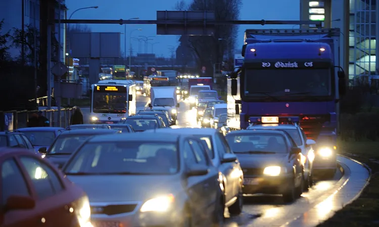 Poranny korek tuż przed Śródmieściem Gdyni. Z badań wynika, że niemal wszystkimi samochodami dojeżdżają mieszkańcy Gdyni. Łatwo zauważyć, że w niemal każdym samochodzie jest tylko jedna osoba.