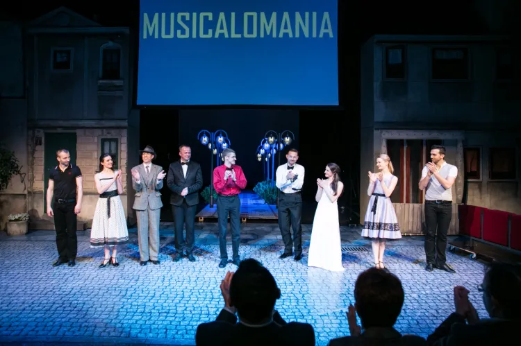 Musicalomania to cykl performatywnych spotkań prowadzonych przez Jerzego Snakowskiego. Oprócz nich Teatr Junior organizuje w Teatrze Muzycznym skierowaną do dorosłych Jogę Śmiechu i Angielski w teatrze. 