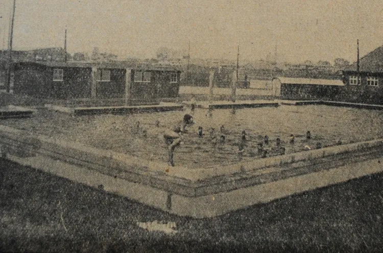 Niewielki basen otwarty w 1929 r. w bezpośrednim sąsiedztwie stadionu na Dolnym Mieście ("Danziger Neueste Nachrichten", 26 VI 1929).
