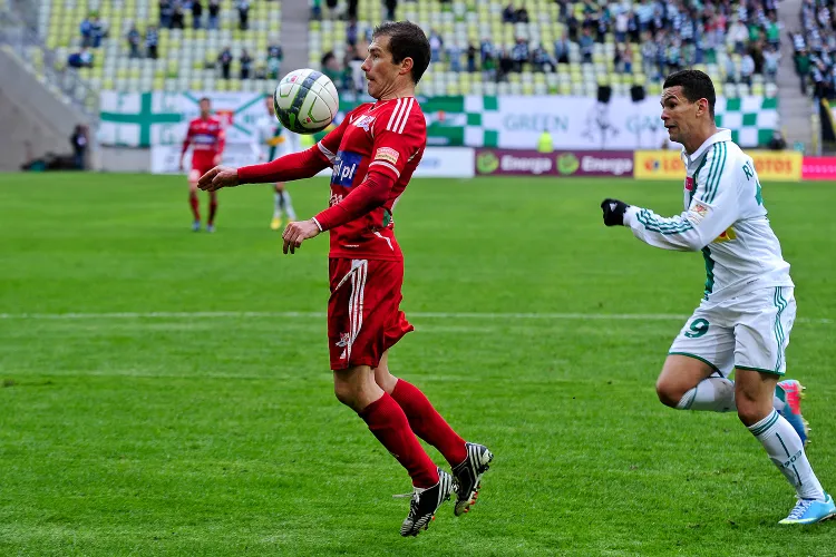 Dariusz Łatka (z piłką) jeszcze 2 lata temu występował w polskiej ekstraklasie. 37-latek ostatnio grał na Łotwie, gdzie sięgnął po krajowy puchar. Po powrocie osiedlił się w Gdyni i wiosną zagra dla III-ligowego Bałtyku.