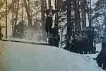 Zawody w skokach narciarskich na skoczni w lesie w Oliwie.