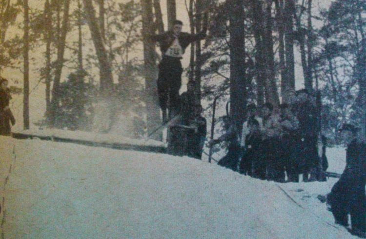 Zawody w skokach narciarskich na skoczni w lesie w Oliwie.