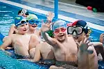 Zajęcia w basenie to przede wszystkim wielka frajda dla dzieciaków, ale też rozwijanie pływackich umiejętności.