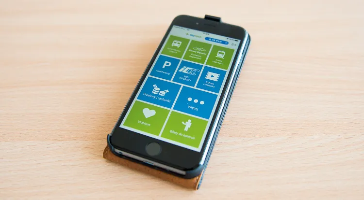 Telefon z wgraną aplikacją Skycash do zakupu biletów na komunikację miejską.