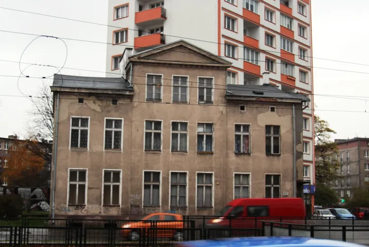 W tym domu, który niegdyś stał w pewnym oddaleniu od ulicy, na działce ze sporym ogrodem, mieszkał przed wojną mjr Jan Żychoń, szef polskiego wywiadu w Wolnym Mieście Gdańsku.