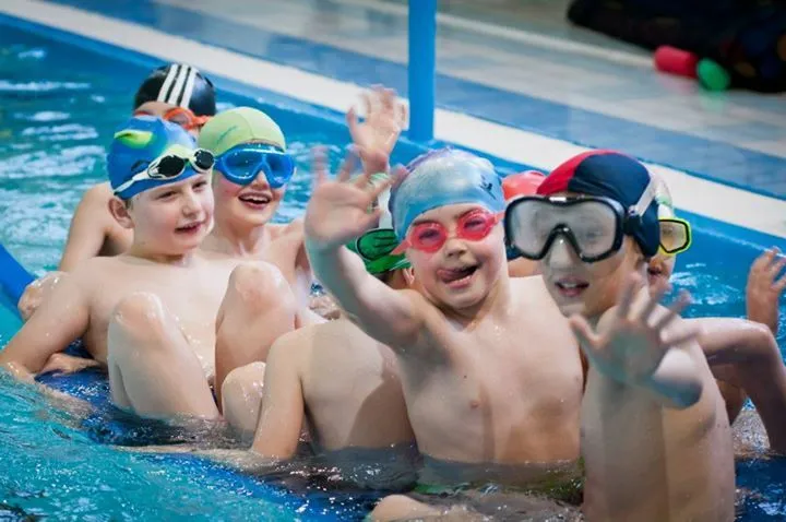 Zajęcia w basenie to przede wszystkim wielka frajda dla dzieciaków, ale też rozwijanie pływackich umiejętności.