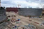 Terminal naftowy PERN w Gdańsku to kompletny hub morski wyposażony w sześć zbiorników o pojemności 62,5 tys. m sześc. każdy. Zdjęcie z placu budowy, wrzesień 2015. 