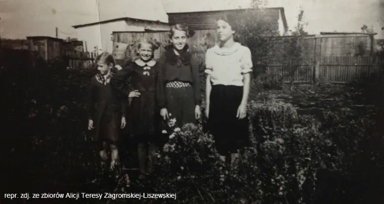 Alicja (pierwsza od lewej) z koleżankami przed zabudowaniami przy ul. Niemojewskiego. Zdjęcie z 1940.