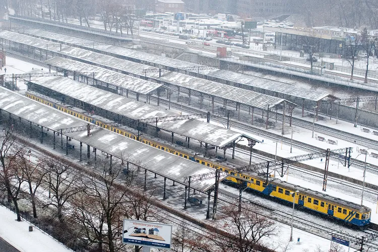 Co prawda tegoroczna zima jak na razie nie jest śnieżna, ale za to mroźna. Dlatego brak ogrzewania w pociągu może być bardzo dotkliwy dla pasażerów. 