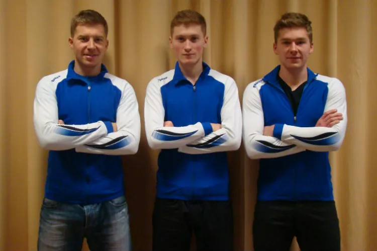 Medaliści mistrzostw Polski w łyżwiarstwie szybkim od lewej: Piotr Puszkarski, Marcin Bachanek i Aleksander Puszkarski.
