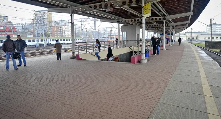 Peron SKM w Gdyni wymaga od kierowników pociągów jadących w kierunku Gdańska dodatkowej ostrożności. 