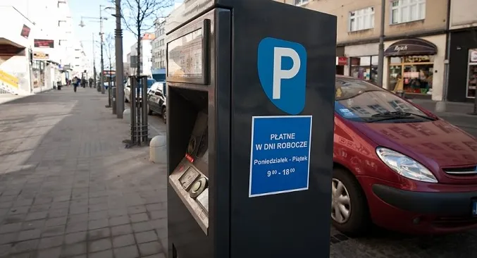 Za parkowanie trzeba płacić m.in. przy ul. Świętojańskiej, mimo że wymalowanych białych linii tam nie ma.