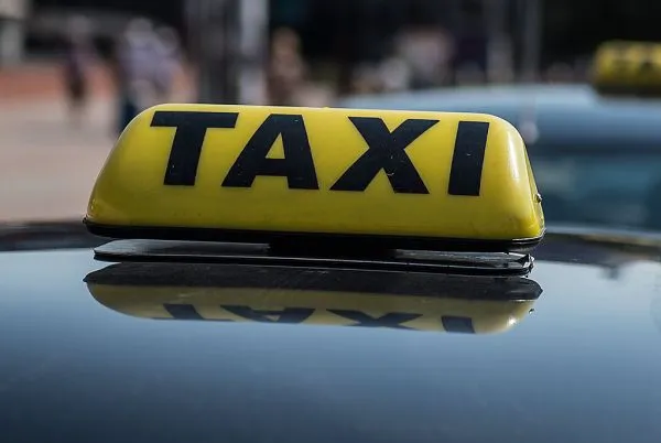 Choć zatrzymany mężczyzna prowadził taksówkę, to w momencie kontroli nie miał przy sobie licencji taksówkarza.