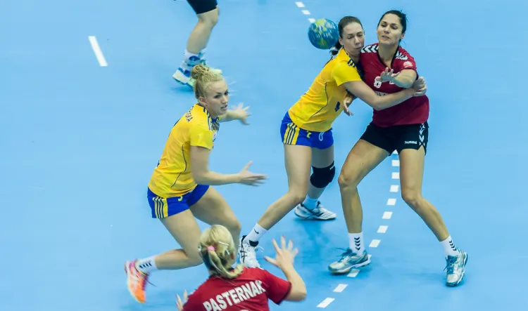 Monika Stachowska (z prawej) jeszcze w grudniu grała razem z Moniką Kobylińską (w środku) w reprezentacji Polski na mistrzostwach świata. W środę zmierzą się ze sobą w derbach Trójmiasta.