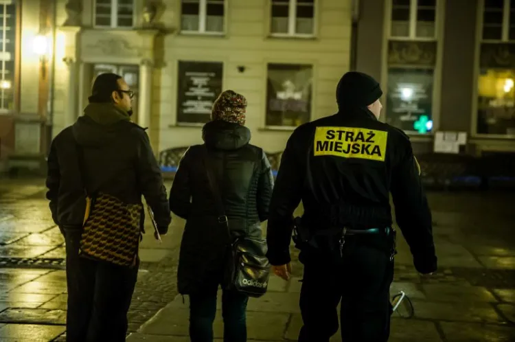 Straż miejska w Gdańsku podczas patrolu z pracownikami MOPS w poszukiwaniu osób bezdomnych.