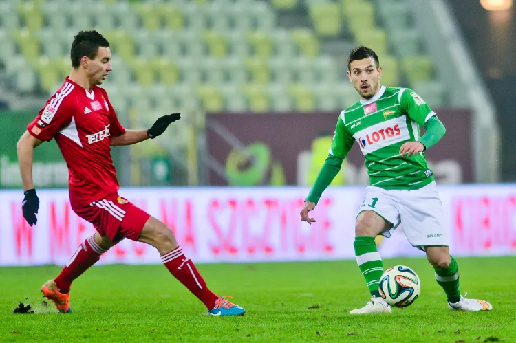 Maciej Sadlok (z lewej) jest jednym z kolejnych celów transferowych Lechii na 2016 rok. 