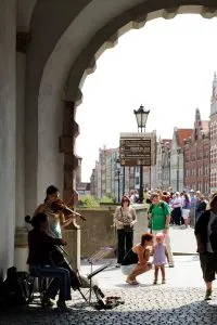 Są młodzi, utalentowani i muzykalni. Dzięki nim wizyta w Gdańsku jest ciekawsza, a na pewno przyjemniejsza. Młodzi muzycy grają na ulicach Gdańska.