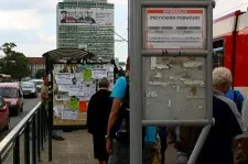 Słupek przystankowy SIM oraz tablica na ogłoszenia to pozostałości po poprzednich pomysłach.