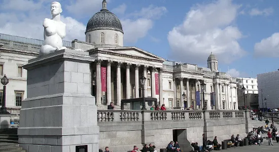 National Gallery to obowiązkowy punkt każdej wycieczki. Plac przed muzeum - Trafalgar Square - co dzień o każdej porze zapełniają rzesze turystów.