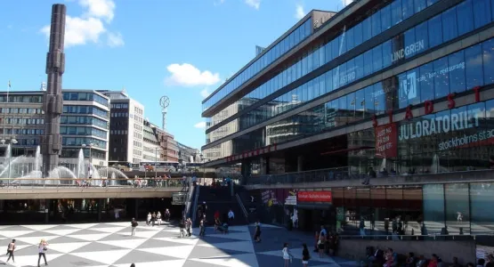 Plac przed stacją metra T-Centralen to główne miejsce spotkań w Sztokholmie.