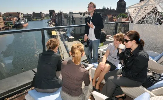 Z tarasu na dachu hotelu Hilton roztacza się panorama Głównego i Starego Miasta.