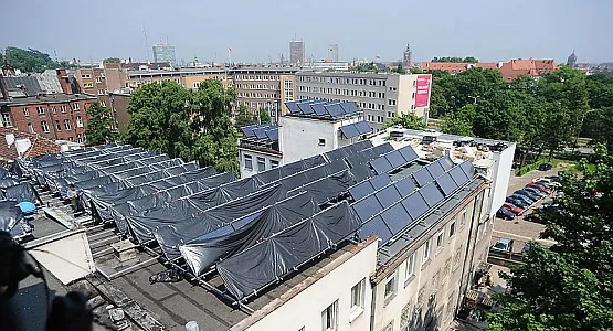 Kilkadziesiąt kolektorów zainstalowano na dachach budynku administracji szpitala niedaleko ul. Nowe Ogrody.