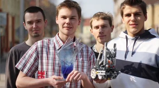 TurboDymoTeam, od lewej: Piotr Krzemiński, Mateusz Zalewski, Marcin Nowak Mateusz Piotrzkowski. Bez pieniędzy zdolni nastolatkowie nie mają szans na eliminacje w USA.