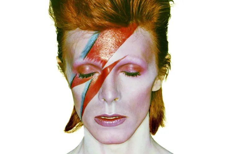 David Bowie przy okazji kolejnych albumów tworzył niepowtarzalne kreacje sceniczne. "Alladin Sane" z czerwono-niebieską błyskawicą na twarzy należny prawdopodobnie do najbardziej popularnych wizerunków artysty. Zdjęcie to pojawiło się na okładce jego szóstej płyty.