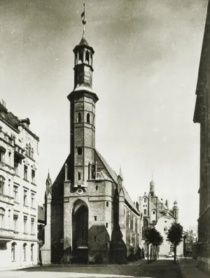 Na początku XX wieku, gdy toczy się poniższa historia, kościół św. Elżbiety w Gdańsku pełnił funkcję kościoła garnizonowego.