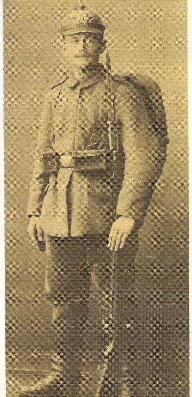 Żołnierz niemieckiej piechoty w umundurowaniu z końca XIX wieku.