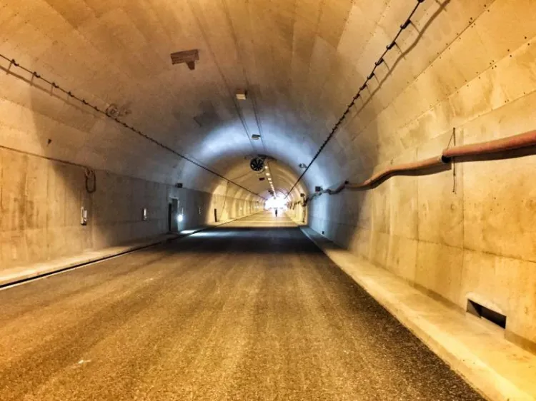 Wnętrze tunelu pod Martwą Wisłą tuz przed końcem 2015 r.