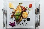 Halibut pieczony z dodatkiem kremowej zapiekanki ziemniaczanej oraz warzywnym ratatouille, aromatyzowanym świeżym tymiankiem. Zanim ryba trafi na talerz, wcześniej jest marynowana w zalewie sporządzonej ze świeżo wyciśniętego soku z cytryny i limonki w akompaniamencie miodu kwiatowego oraz oliwy z oliwek z pierwszego tłoczenia z lekką nutą świeżego rozmarynu i tymianku. Propozycja z karty menu restauracji Meridian Molo. 