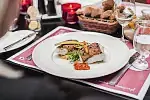 Pieczony halibut z rakowym risotto, młodą marchewką oraz pomidorową salsą to propozycja z jesiennej karty w restauracji Vinoteque Food and Wine. 