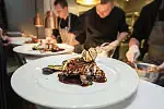Pieczony halibut błękitny z dodatkiem sałatki z białej fasoli , pomidorów oraz sosu portobello to propozycja z jesiennej karty menu restauracji Szafarnia 10. 