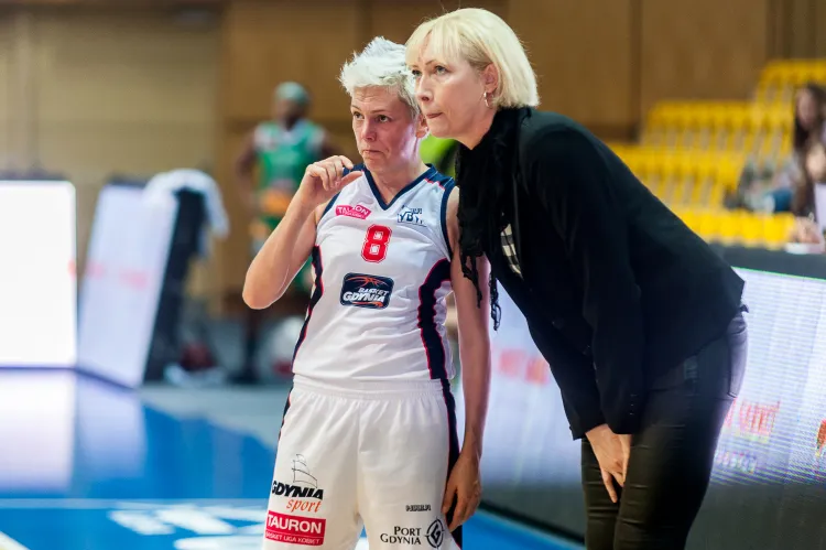 Gdyńskie koszykarki po raz pierwszy w tym roku musiały przełknąć gorycz porażki. Na zdjęciu Jelena Skerović i trener Katarzyna Dydek.