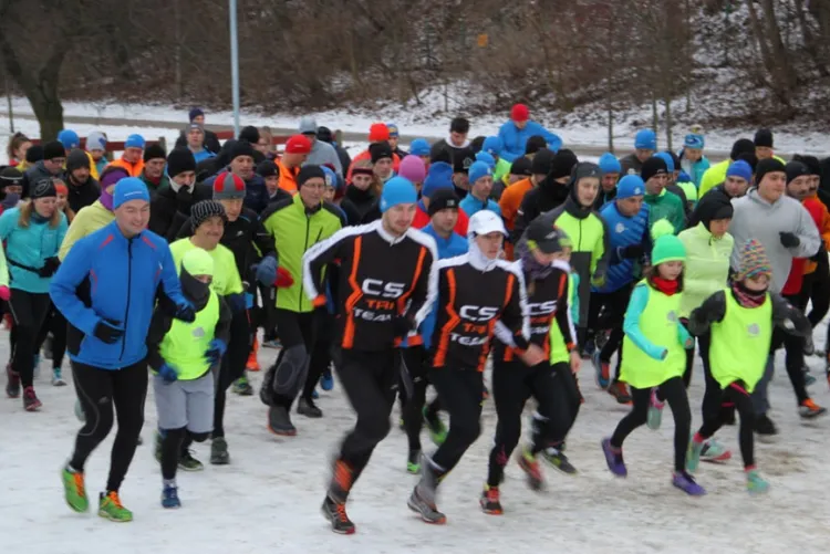 Zimowe bieganie cieszy się popularnością zarówno w Gdańsku jak i w Gdyni. Na zdjęciu biegacze na Bulwarze Nadmorskim.