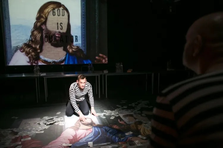 "God is a curator" - taki napis wita widzów w Czarnej Sali, tłumacząc właściwie całe przestawienie "Kreacja" Teatru Wybrzeże w reżyserii Jarosława Tumidajskiego.